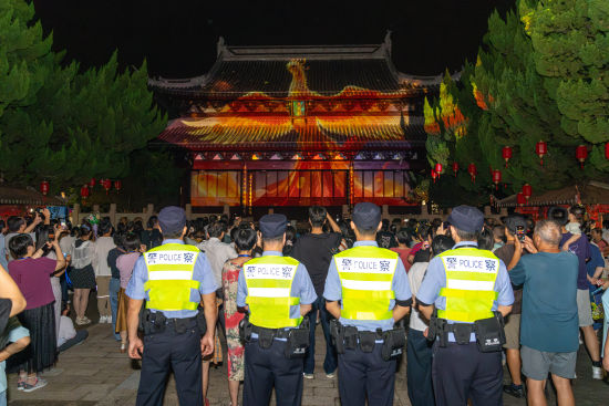 崇明分局城桥派出所民警在“夜启瀛洲”灯光秀现场开展安保执勤。沈群 摄 崇明分局城桥派出所民警在“夜启瀛洲”灯光秀现场开展安保执勤。沈群 摄