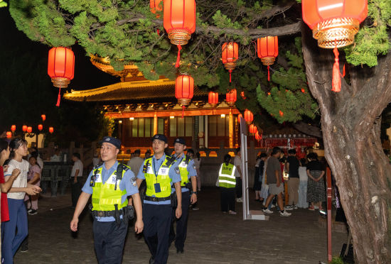 崇明分局城桥派出所民警在崇明学宫非遗集市开展安保执勤。沈群 摄 崇明分局城桥派出所民警在崇明学宫非遗集市开展安保执勤。沈群 摄