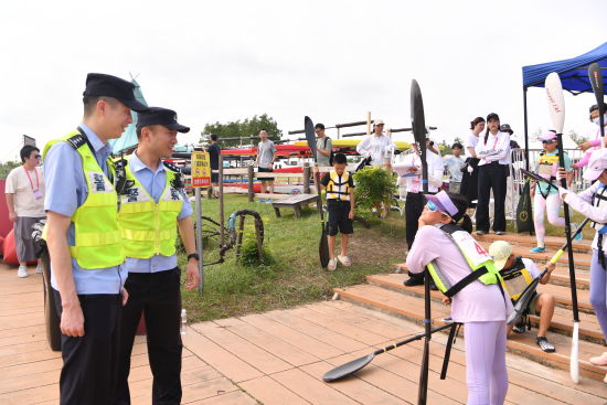 崇明分局新海派出所民警在2026全国青少年皮划艇U系列联赛现场开展安保工作。沈群 摄 崇明分局新海派出所民警在2026全国青少年皮划艇U系列联赛现场开展安保工作。沈群 摄