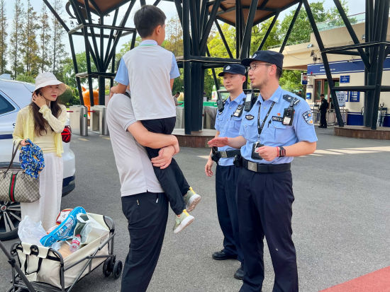 崇明分局长兴派出所民警在长兴岛郊野公园为游客指引道路。沈群 摄 崇明分局长兴派出所民警在长兴岛郊野公园为游客指引道路。沈群 摄