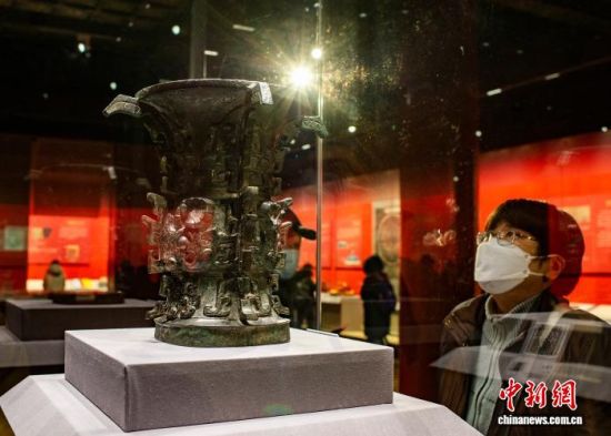 2022年1月26日,“何以中国”展在北京故宫博物院举行。图为观众欣赏西周“何尊”展品。“中”“国”二字作为一个词组最早见于“何尊”铭文中的“宅兹中国”。 中新社记者 侯宇 摄 2022年1月26日,“何以中国”展在北京故宫博物院举行。图为观众欣赏西周“何尊”展品。“中”“国”二字作为一个词组最早见于“何尊”铭文中的“宅兹中国”。 中新社记者 侯宇 摄