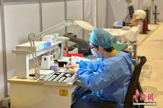 第48届世界技能大赛口腔修复工艺技术项目比赛现场。 中新网记者 王笈 摄 第48届世界技能大赛口腔修复工艺技术项目比赛现场。 中新网记者 王笈 摄