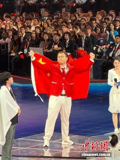 9月27日晚,中国选手李金泽在第48届世界技能大赛全新设立的智慧安防技术项目中摘得金牌。 郭春江供图 9月27日晚,中国选手李金泽在第48届世界技能大赛全新设立的智慧安防技术项目中摘得金牌。 郭春江供图