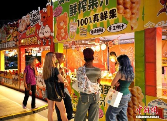 2026上海环球美食汇·第七届上海小吃嘉年华落地上海中心城区文商旅地标环球港,吸引众多市民游客到场,体验本土味道、中华风味与环球美食交融的舌尖狂欢。 申海 摄 2026上海环球美食汇·第七届上海小吃嘉年华落地上海中心城区文商旅地标环球港,吸引众多市民游客到场,体验本土味道、中华风味与环球美食交融的舌尖狂欢。 申海 摄