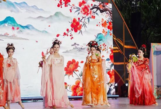 2026年上海市民文化节国潮妆造才艺大赛颁奖展演。 主办方供图 2026年上海市民文化节国潮妆造才艺大赛颁奖展演。 主办方供图