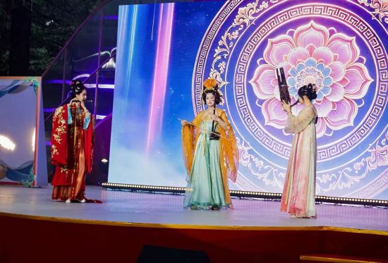 2026年上海市民文化节国潮妆造才艺大赛颁奖展演。 主办方供图 2026年上海市民文化节国潮妆造才艺大赛颁奖展演。 主办方供图