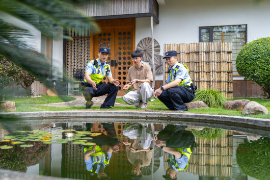 建设派出所民警提醒民宿经营者做好涉水区域的安全防护。沈群 摄 建设派出所民警提醒民宿经营者做好涉水区域的安全防护。沈群 摄