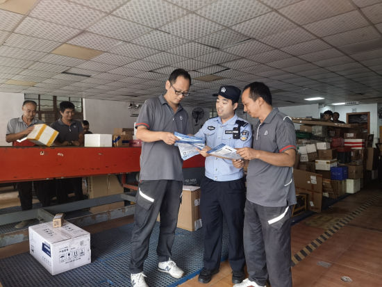 汲浜派出所民警在物流仓储企业开展安全防范宣传。沈群 摄 汲浜派出所民警在物流仓储企业开展安全防范宣传。沈群 摄