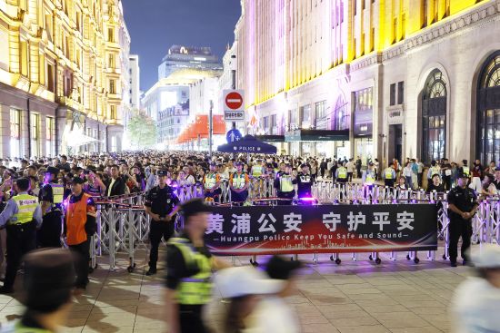 黄浦特警值守在南京路步行街,确保游客出行安全。中新网记者 殷立勤 摄 黄浦特警值守在南京路步行街,确保游客出行安全。中新网记者 殷立勤 摄