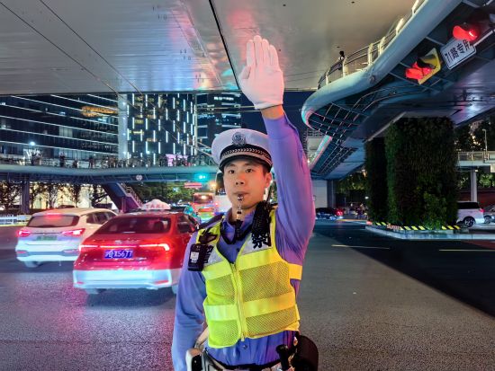 静安警方保障市民、游客国庆期间安全有序出行。 静安警方保障市民、游客国庆期间安全有序出行。