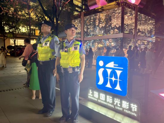 静安警方保障市民、游客国庆期间安全有序观展。 静安警方保障市民、游客国庆期间安全有序观展。