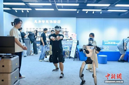 顾客在机器人租赁平台“机时租”全国首家线下体验店体验。受访人供图 顾客在机器人租赁平台“机时租”全国首家线下体验店体验。受访人供图