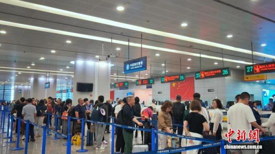 国庆假期,浦东国际机场口岸出入境客流络绎不绝。(李宇航摄) 国庆假期,浦东国际机场口岸出入境客流络绎不绝。(李宇航摄)