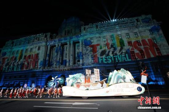 资料图:9月12日,黄浦江畔华灯璀璨,2026年第37届上海旅游节大巡游在中山东一路外滩拉开帷幕。 中新网记者 张亨伟摄 资料图:9月12日,黄浦江畔华灯璀璨,2026年第37届上海旅游节大巡游在中山东一路外滩拉开帷幕。 中新网记者 张亨伟摄