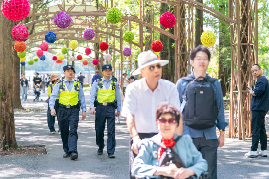 崇明分局建设派出所民警在东平国家森林公园开展安保执勤工作。沈群 摄 崇明分局建设派出所民警在东平国家森林公园开展安保执勤工作。沈群 摄