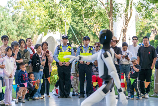 崇明分局建设派出所民警在东平国家森林公园开展安保执勤工作。沈群 摄 崇明分局建设派出所民警在东平国家森林公园开展安保执勤工作。沈群 摄