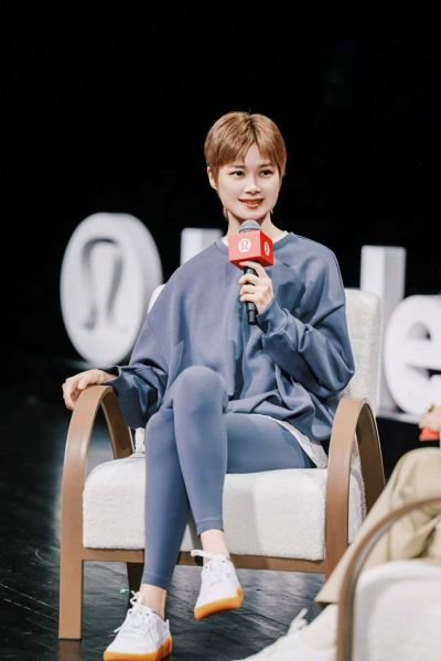 lululemon品牌大使李宇春与著名主持人陈晓楠展开对话 lululemon品牌大使李宇春与著名主持人陈晓楠展开对话