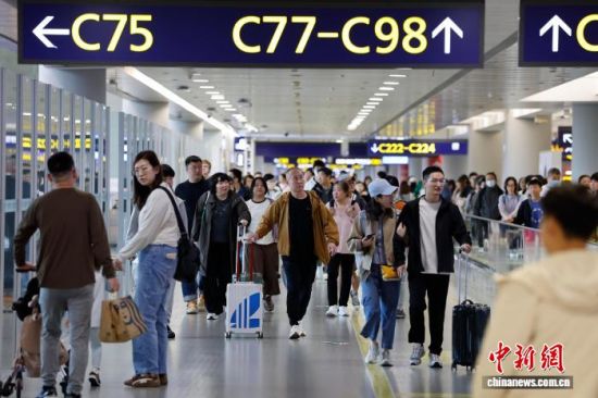 旅客从浦东国际机场出行。中新网记者 殷立勤 摄 旅客从浦东国际机场出行。中新网记者 殷立勤 摄