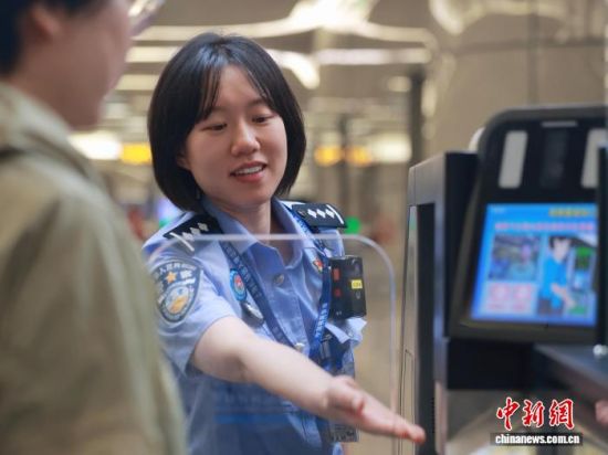 边检民警为旅客指引、讲解。(上海边检总站供图) 边检民警为旅客指引、讲解。(上海边检总站供图)