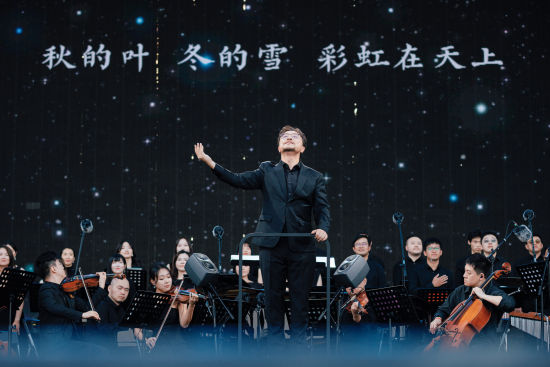 2026上海青浦水岸音乐季现场,金承志与上海彩虹室内合唱团登台。 主办方供图 2026上海青浦水岸音乐季现场,金承志与上海彩虹室内合唱团登台。 主办方供图