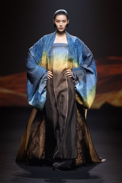 荷木HEMU2027SS“丝路”系列作品。 主办方供图 荷木HEMU2027SS“丝路”系列作品。 主办方供图