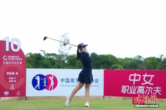 10月9日,2026中国女子高尔夫球公开赛在上海崇明展开首轮争夺。图为石昱莉在比赛中。(主办方供图) 10月9日,2026中国女子高尔夫球公开赛在上海崇明展开首轮争夺。图为石昱莉在比赛中。(主办方供图)