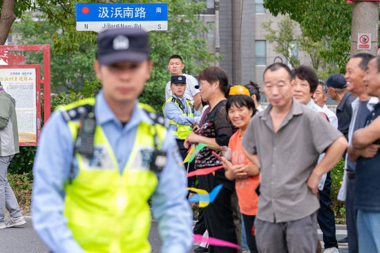 崇明分局民警在重点路段开展交通疏导。沈群 摄 崇明分局民警在重点路段开展交通疏导。沈群 摄