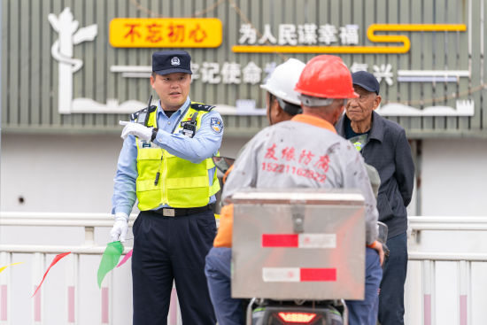 崇明分局民警在重点路段开展交通疏导。沈群 摄 崇明分局民警在重点路段开展交通疏导。沈群 摄