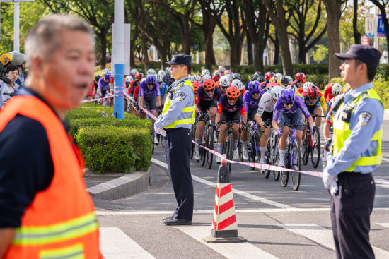 崇明分局民警在赛道沿线开展安保执勤工作。沈群 摄 崇明分局民警在赛道沿线开展安保执勤工作。沈群 摄