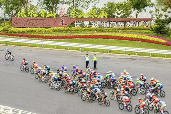 崇明分局民警在赛道沿线开展安保执勤工作。沈群 摄 崇明分局民警在赛道沿线开展安保执勤工作。沈群 摄