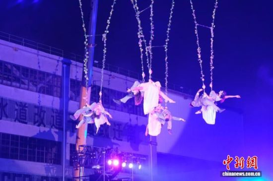 10月11日晚,西班牙高空音乐舞剧《站台奇妙夜》在上海杨浦复兴岛船台公园上演。 中新社记者 王笈 摄 10月11日晚,西班牙高空音乐舞剧《站台奇妙夜》在上海杨浦复兴岛船台公园上演。 中新社记者 王笈 摄
