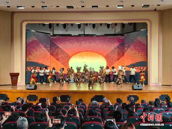 10月11日,“青春共鸣·梦想相连——共绘丝路华章”中非(中津)青年文化交流活动在上海应用技术大学举行。图为演出现场。 范宇斌 摄 10月11日,“青春共鸣·梦想相连——共绘丝路华章”中非(中津)青年文化交流活动在上海应用技术大学举行。图为演出现场。 范宇斌 摄