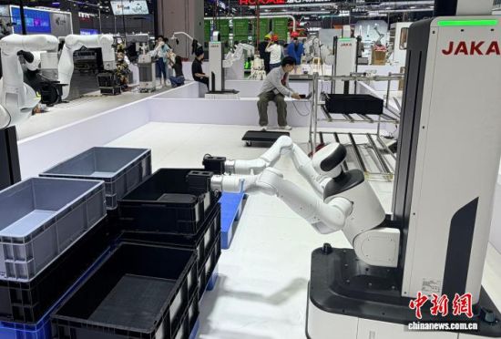 10月11日,上海,一款轮式人形机器人演示物料箱搬运过程。第二十六届中国国际工业博览会12日至16日在上海举办。中新社记者 郑莹莹 摄 10月11日,上海,一款轮式人形机器人演示物料箱搬运过程。第二十六届中国国际工业博览会12日至16日在上海举办。中新社记者 郑莹莹 摄