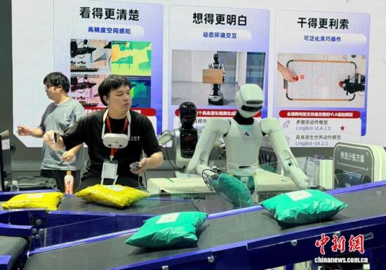 10月11日,上海,工作人员训练机器人进行物流分拣。第二十六届中国国际工业博览会12日至16日在上海举办。中新社记者 郑莹莹 摄 10月11日,上海,工作人员训练机器人进行物流分拣。第二十六届中国国际工业博览会12日至16日在上海举办。中新社记者 郑莹莹 摄