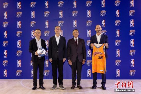 10月10日,NBA中国与上海久事篮球俱乐部共同宣布达成多年合作。(主办方供图) 10月10日,NBA中国与上海久事篮球俱乐部共同宣布达成多年合作。(主办方供图)