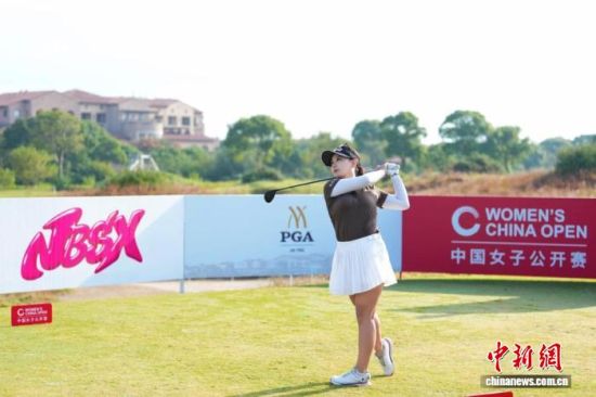10月10日,2026中国女子高尔夫球公开赛在上海结束第二轮比赛。图为石昱莉在比赛中。(主办方供图) 10月10日,2026中国女子高尔夫球公开赛在上海结束第二轮比赛。图为石昱莉在比赛中。(主办方供图)
