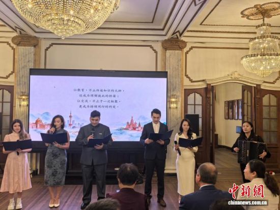 11日,在手风琴伴奏下,中俄两国青年共同诵读《给未来中俄青年的一封信》。(中新网记者 陈静摄) 11日,在手风琴伴奏下,中俄两国青年共同诵读《给未来中俄青年的一封信》。(中新网记者 陈静摄)