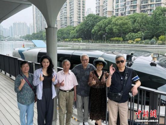 上海市普陀区归侨侨眷搭乘苏河游船。 普陀区侨办供图 上海市普陀区归侨侨眷搭乘苏河游船。 普陀区侨办供图