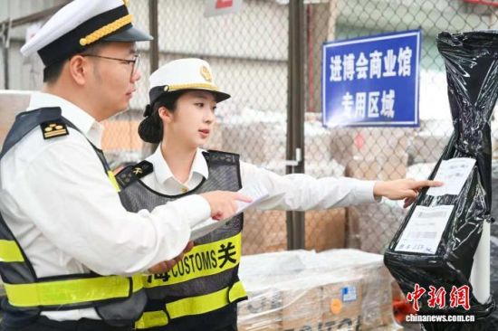 10月13日,上海浦东国际机场海关关员对第九届进博会首批空运展品开展监管工作。 谢宗赢 摄 10月13日,上海浦东国际机场海关关员对第九届进博会首批空运展品开展监管工作。 谢宗赢 摄