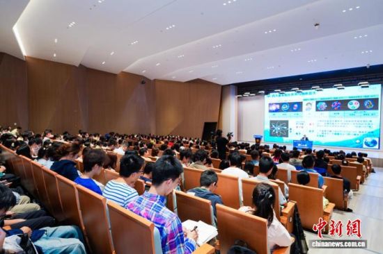 13日,马余刚为师生们带来一堂《“核”以报国——漫谈大科学时代的核科技》沉浸式大思政课。(华东师范大学供图) 13日,马余刚为师生们带来一堂《“核”以报国——漫谈大科学时代的核科技》沉浸式大思政课。(华东师范大学供图)