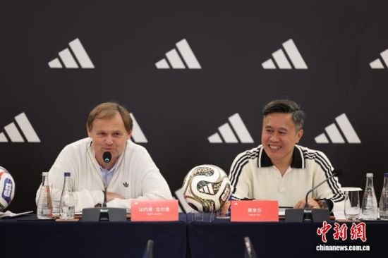近日,阿迪达斯全球首席执行官比约恩·古尔登(左)接受媒体采访。(主办方供图) 近日,阿迪达斯全球首席执行官比约恩·古尔登(左)接受媒体采访。(主办方供图)