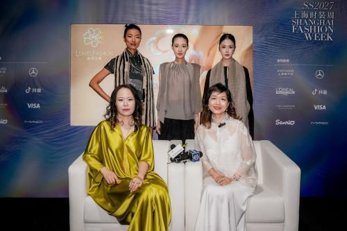 金枝玉葉品牌创始人、设计师葉子(前左)与国际毛皮协会亚洲总裁王晶(前右) 金枝玉葉品牌创始人、设计师葉子(前左)与国际毛皮协会亚洲总裁王晶(前右)