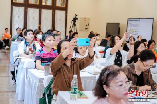 市民在上海老年学习课程展上踊跃学习各类新技能。 上海开放大学供图 市民在上海老年学习课程展上踊跃学习各类新技能。 上海开放大学供图