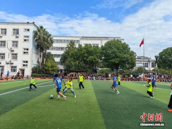 10月16日,西藏定日县小学生与上海市共康中学学生开展足球友谊赛。范宇斌 摄 10月16日,西藏定日县小学生与上海市共康中学学生开展足球友谊赛。范宇斌 摄