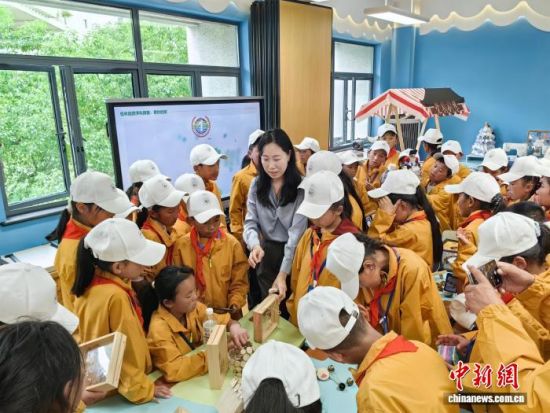 10月16日,西藏定日县小学生在上海市黄浦区卢湾一中心小学了解该校兴趣课程。 范宇斌 摄 10月16日,西藏定日县小学生在上海市黄浦区卢湾一中心小学了解该校兴趣课程。 范宇斌 摄