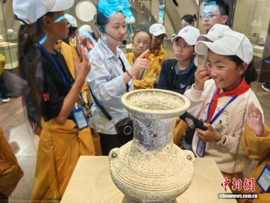 10月18日,西藏定日县小学生参访广富林文化遗址。范宇斌 摄 10月18日,西藏定日县小学生参访广富林文化遗址。范宇斌 摄