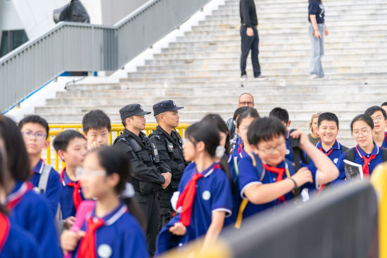 10月17日,民警在赛事安检出入口开展安保执勤。沈群 摄 10月17日,民警在赛事安检出入口开展安保执勤。沈群 摄