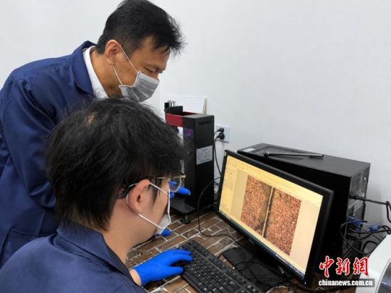 刘金库教授在指导学生做实验。 受访者供图 刘金库教授在指导学生做实验。 受访者供图