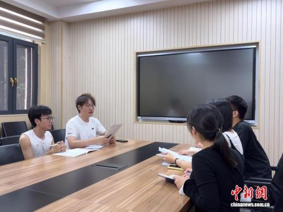 团队成员在进行学术研讨。 受访者供图 团队成员在进行学术研讨。 受访者供图
