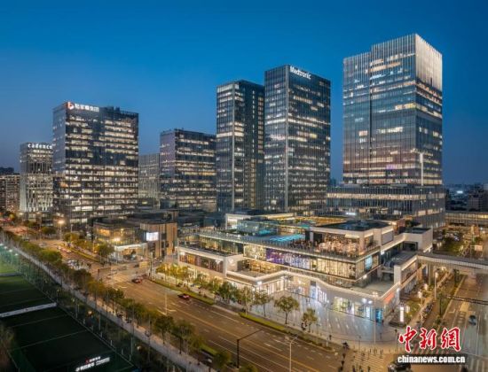 官方数据显示,截至目前,前滩成熟在营办公楼宇出租率约91%,集聚了捷豹路虎、普华永道、亚马逊、三菱银行等近350家企业,国际化商务集群效应持续释放。上海陆家嘴集团供图 官方数据显示,截至目前,前滩成熟在营办公楼宇出租率约91%,集聚了捷豹路虎、普华永道、亚马逊、三菱银行等近350家企业,国际化商务集群效应持续释放。上海陆家嘴集团供图